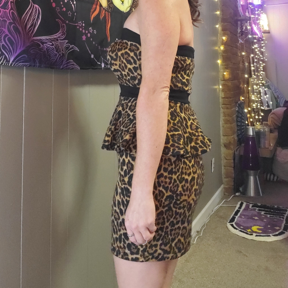 Leopard Or Cheetah Animal Print - Strapless Peplu… - image 4